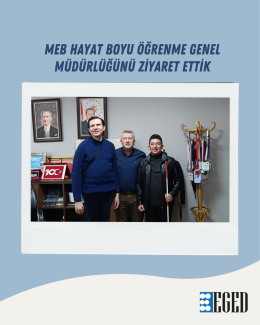 Açık mavi zeminli, ortasında çerçeveli bir fotoğraf bulunan bir duyuru görseli. Üst kısımda büyük harflerle “MEB HAYAT BOYU ÖĞRENME GENEL MÜDÜRLÜĞÜNÜ ZİYARET ETTİK” yazıyor.  Ortadaki fotoğrafta bir ofis içinde yan yana duran üç yetişkin erkek var. Soldaki erkek lacivert kazak giymiş. Ortadaki erkek koyu renk gömlek giymiş. Sağdaki erkek siyah deri ceket ve koyu boğazlı kazak giymiş, gözlük takıyor ve beyaz bir baston tutuyor. Arkada duvarda çerçeveli iki portre asılı.