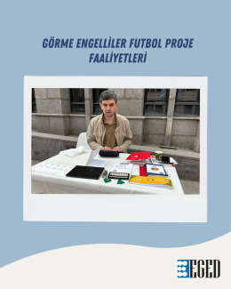 Gri arka plan üzerinde bir afiş. En üstte koyu mavi büyük harflerle şu yazı bulunuyor: “GÖRME ENGELLİLER FUTBOL PROJE FAALİYETLERİ”.    Alt kısımda beyaz çerçeveli dikdörtgen bir fotoğraf yer alıyor. Fotoğrafta açık renk taş bir bina önünde kurulmuş beyaz örtülü bir masa var. Masanın arkasında, kısa koyu saçlı, açık tenli, sakalsız olan Oğuz Akkaya  oturuyor. Üzerinde bej bir ceket ve altında kahverengi bir tişört bulunuyor.