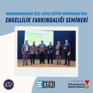 Görselde, "Kahramanmaraş Özel Kipaş Eğitim Kurumları'nda Engellilik Farkındalığı Semineri" başlıklı bir afiş yer alıyor. Afişin ortasında, bir sahnede altı kişi yan yana duruyor. Arka planda bir projeksiyon ekranında "Beyaz Baston Görme Engelliler Haftası" yazısı ve bazı logolar bulunuyor. Afişin alt kısmında ise bir kurt başı logosu, "EGED" yazısı ve Kahramanmaraş Büyükşehir Belediyesi logosu yer alıyor. Sahnedeki kişiler resmi kıyafetler giymiş ve etkinlik sırasında konuşma yapıyor gibi görünüyorlar.