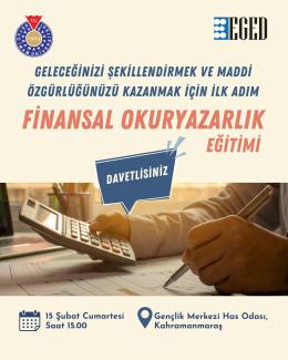 Afişte, Kahramanmaraş Sütçü İmam Üniversitesi ve EGED logoları yer alıyor. Üst kısımda "Geleceğinizi şekillendirmek ve maddi özgürlüğünüzü kazanmak için ilk adım" ifadesi bulunuyor. Büyük harflerle "Finansal Okuryazarlık Eğitimi" yazıyor. Ortada "Davetlisiniz" ifadesi bir konuşma baloncuğu içinde yer alıyor. Alt kısımda bir kişinin hesap makinesi kullanırken ve kalemle bir şeyler yazarken çekilmiş bir fotoğrafı var.