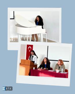İki fotoğrafın bir arada yer aldığı bir kolaj. Üstteki fotoğrafta, beyaz bir piyanonun başında oturan ve çalan genç bir kadın var. Kadın, kıvırcık saçlı ve siyah bir ceket giymiş. Alttaki fotoğrafta ise, bir kürsüde konuşma yapan genç bir kadın var. Kürsünün yanında, kırmızı bir masa örtüsüyle kaplı masada oturan iki kadın daha var. Ortadaki kadın, üstteki fotoğraftaki piyanist kadınla aynı kişi gibi görünüyor. Arka planda bir Türk bayrağı asılı. Fotoğrafın sol alt köşesinde "EGED" logosu yer alıyor.