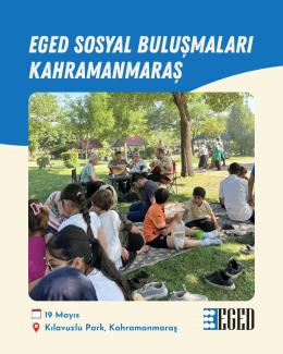 Bir parkta sosyal buluşma etkinliği gösteren bir fotoğraf var. Fotoğrafın üst kısmında mavi bir zemin üzerinde beyaz büyük harflerle "EGED SOSYAL BULUŞMALARI KAHRAMANMARAŞ" yazıyor. Alt kısımda ise etkinlik tarihi ve yeri belirtilmiş: "19 Mayıs" ve "Kılavuzlu Park, Kahramanmaraş". Sağ alt köşede EGED logosu bulunuyor. Fotoğrafın ortasında, ağaçların gölgesinde bir grup insan oturuyor. Ön planda, yere serilmiş bir örtü üzerinde çocuklar ve yetişkinler oturuyor.