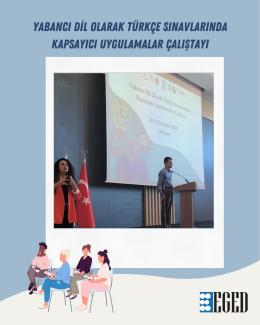 Bir konferans salonunda çekilmiş bir fotoğraf. Sağ tarafta Emre Taşgın kürsüde konuşma yapıyor. Emre'nin sağ elinde beyaz baston var. Sol tarafta ise bir kadın, işaret diliyle konuşmayı çeviriyor. Arkada büyük bir projeksiyon ekranı var.
