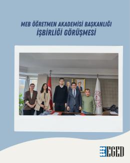 Bir masa etrafında beş kişilik bir grup, ofis ortamında poz veriyor. Arka planda Türkiye bayrağı ve Milli Eğitim Bakanlığı (MEB) bayrağı yer almakta. Duvarın üzerinde iki adet resmi portre bulunuyor. Masanın üzerinde evraklar ve çeşitli belgeler var. Üst kısımda büyük harflerle "MEB ÖĞRETMEN AKADEMİSİ BAŞKANLIĞI İŞBİRLİĞİ GÖRÜŞMESİ" yazıyor. Fotoğrafın alt sağ köşesinde ise "EGED" logosu yer almakta.