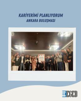 Bir grup insanın yer aldığı, kapalı bir ortamda çekilmiş toplu bir fotoğraf. Fotoğrafın ortasında, arka planda, üzerinde "Kariyerimi Planlıyorum" yazılı bir pano bulunuyor. Panonun üst kısmında Türkiye ve AB bayrakları, alt kısmında ise küçük logolar var. Genç, kadın ve erkeklerden oluşan bir grup görünüyor. Üstte büyük harflerle "KARİYERİMİ PLANLIYORUM ANKARA BULUŞMASI" yazıyor. Sağ alt köşede ise EGED logosu yer almakta.