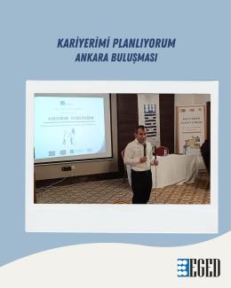 Konferans salonunda bir etkinlikten görüntü. Orta kısımda, elinde mikrofon ve beyaz baston tutan bir kişi konuşma yapıyor. Arka planda, projeksiyon ekranında "Kariyerimi Planlıyorum" başlıklı bir sunum açık. Ekranın üst kısmında "Kariyerimi Planlıyorum Ankara Buluşması" yazıyor. Sağda, masa üzerinde bir su şişesi ve bazı belgeler var. Duvarda EGED yazılı bir afiş asılı ve sağ tarafta da bir tanıtıcı rulo afiş var. Görselin alt kısmında ise EGED logosu yer alıyor.