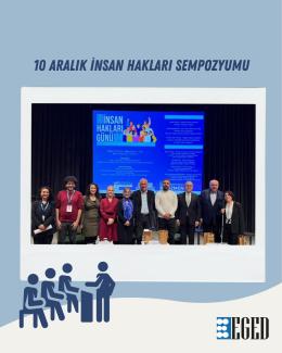 Bir grup insanın sahnede topluca fotoğrafı. Arkada büyük bir ekranda "10 Aralık İnsan Hakları Günü" ve etkinlikle ilgili bilgiler yer alıyor. Katılımcılar gülümseyerek poz veriyorlar. Görselin üst kısmında büyük harflerle "10 ARALIK İNSAN HAKLARI SEMPOZYUMU" yazıyor. Sol alt köşede, masa başında konuşma yapan ve dinleyen insan piktogramları bulunuyor. Sağ alt köşede ise üzerinde "EGED" yazılı bir logo yer alıyor.