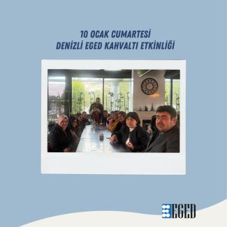 Bir kafe ortamında uzun bir masada yan yana oturmuş, çoğunluğu kadınlardan oluşan bir grup insan. Masanın sonunda Hasan kucağında Defne ile  ayakta duruyor. Arka planda camdan dışarısı ve yeşil bitkiler görünüyor. Duvarda büyük yuvarlak bir saat asılı. Fotoğrafın üst kısmında “10 Ocak Cumartesi Denizli EGED Kahvaltı Etkinliği” yazıyor. Sol alt köşede ise EGED’in logosu bulunuyor. Görselin arka planı açık mavi tonlarında.