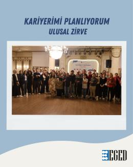 Açık mavi zemin üzerine tasarlanmış, üst kısmında büyük başlık ve ortasında toplu fotoğraf bulunan bir afiş.    En üstte koyu lacivert büyük harflerle şu yazı yer alıyor:   “KARİYERİMİ PLANLIYORUM”   Hemen altında, yine lacivert büyük harflerle:   “ULUSAL ZİRVE” yazıyor.    Başlığın altında, beyaz çerçeveli bir fotoğraf bulunuyor; eski tip anı fotoğrafı görünümünde tasarlanmış. Fotoğrafta geniş, şık bir salonun ortasında kalabalık bir grup insan yan yana dizilmiş, objektife dönük duruyor.