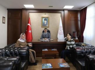 Fotoğrafta Ordu İl Milli Eğitim Müdürü makamında, İl Temsilcimiz Hamide ve bir takipçimiz koltuklarda oturuyor.