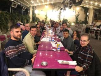 Ankara iftarından çekilen fotoğrafta, katılımcılar uzun bir dikdörtgen masa etrafında otururken poz veriyor.