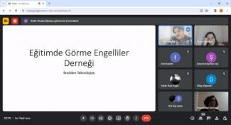 Ekranın sol tarafında büyük harflerle "Eğitimde Görme Engelliler Derneği" yazıyor ve altında daha küçük harflerle "Braille'den Teknolojiye" ifadesi bulunuyor. Ekranın sağ tarafında ise bir video konferans görüntüsü var. En üstte "Kadir Ahıska (Medya gösterme kontrolleri)" yazan bir pencere var ve bu pencerede Kadir'in görüntüsü bulunuyor.