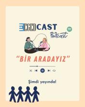 Afiş tasarımı. Üst kısımda "EGED CAST Podcast" yazısı yer alıyor. "EGED" kısmı mavi ve beyaz karelerden oluşan bir logoyla birlikte yazılmış. "Podcast" kelimesi el yazısı stilinde yazılmış ve yanında Spotify logosu var. Ortada, mikrofonlu kulaklık takan iki kişi bir masada oturuyor ve mikrofonlara konuşuyorlar. Altında büyük harflerle "BİR ARADAYIZ" yazıyor. Hemen altında bir medya oynatıcı kontrol çubuğu var. En altta ise "Şimdi yayında!" yazısı ve el ele tutuşmuş dört insan figürü bulunuyor.