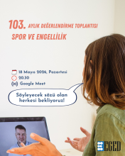 Afiş üzerinde bilgisayar başında çevrim içi toplantı yapan, kahverengi omuz hizası saçlı bir kadın profilden görünüyor. Önündeki dizüstü bilgisayar ekranında açık renkli tenli, kısa saçlı bir erkeğin görüntüsü var; görüntülü görüşme yapılıyor.  Üst kısımda büyük turuncu yazıyla: “103. AYLIK DEĞERLENDİRME TOPLANTISI SPOR VE ENGELLİLİK”  Sol tarafta ikonlarla birlikte mavi yazıyla: “18 Mayıs 2026, Pazartesi 20.30 Google Meet" yazıyor.
