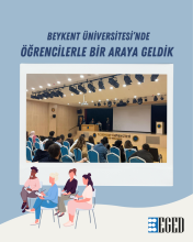 Açık mavi zemin üzerinde bir afiş. Üst kısımda koyu mavi büyük harflerle “BEYKENT ÜNİVERSİTESİ’NDE ÖĞRENCİLERLE BİR ARAYA GELDİK” yazısı bulunuyor. Ortada beyaz çerçeveli bir fotoğraf yer alıyor. Fotoğrafta kapalı bir konferans salonunda sahneye dönük oturan öğrenciler görülüyor; salonun koltukları mavi, sahne ahşap tonlarında. Sahnenin arkasında büyük bir projeksiyon perdesi, tavan kısmında ise çok sayıda spot ve sahne ışığı asılı. Kürsüde bir kişi konuşma yaparken yanında birkaç kişi daha ayakta duruyor.