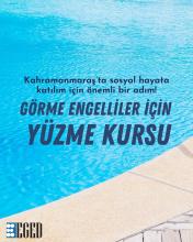 Parlak mavi bir yüzme havuzunun yanında, "Kahramanmaraş'ta sosyal hayata katılım için önemli bir adım! Görme engelliler için yüzme kursu" yazısı bulunuyor. Sol alt köşede "EGED" logosu yer alıyor.