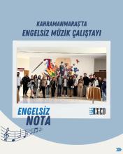 Kahramanmaraş'ta düzenlenen "Engelsiz Müzik Çalıştayı" etkinliğinin tanıtım afişi. Afişin üst kısmında büyük harflerle "Kahramanmaraş'ta Engelsiz Müzik Çalıştayı" yazıyor. Altında, bir grup insanın birlikte poz verdiği bir fotoğraf yer alıyor. Fotoğrafta, arka planda renkli bir duvar resmi görülüyor. Afişin alt kısmında "Engelsiz Nota" yazısı ve EGED logosu bulunuyor. Sol alt köşede ise müzik notalarıyla süslenmiş bir grafik var. Arka plan mavi tonlarda.