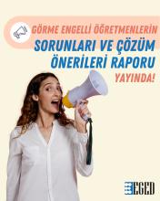 Açık renk arka planda, elinde megafon tutan, konuşuyormuş gibi görünen bir kadın ve sol üstte bir megafon simgesi var. Büyük puntolarla yazılmış metin şu şekilde:  GÖRME ENGELLİ ÖĞRETMENLERİN SORUNLARI VE ÇÖZÜM ÖNERİLERİ RAPORU YAYINDA!  Sağ altta ise EGED logosu bulunuyor.