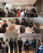 Geniş, kapalı bir salonda gerçekleştirilen gençlik atölyesinden üç ayrı sahneyi gösteren kolaj fotoğraf. Mekânın zemini ahşap, duvarları gri taş kaplama ve aydınlatma parlak tavandan geliyor.  Üst kısımda, daire biçiminde toplanmış kalabalık bir genç grup var. Farklı saç renklerine ve stillerine sahip, çoğu 20’li yaşlarda görünen kadın ve erkekler ayakta duruyor. Ortada parlak turuncu renkte pantolon ve ceket takımı giyen bir kadın konuşuyor; diğerleri ona dönük, dikkatle dinler halde.