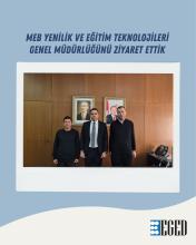 Ortadaki çerçeveli fotoğrafta ahşap kaplama bir duvar önünde yan yana duran üç erkek var. Soldaki kişi Recep Çolak gözlüklü , koyu renk kazak giyiyor. Ortadaki kişi Ahmet Şamil Demircan takım elbise, beyaz gömlek ve kravat giyiyor. Sağdaki kişi İbrahim Koç koyu renk, uzun kollu üst giyiyor. Arkalarında duvarda iki adet çerçeveli portre asılı.  Alt sağ köşede “EGED” yazısı ve yanında mavi-beyaz bir logo bulunuyor.