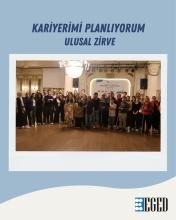 Açık mavi zemin üzerine tasarlanmış, üst kısmında büyük başlık ve ortasında toplu fotoğraf bulunan bir afiş.    En üstte koyu lacivert büyük harflerle şu yazı yer alıyor:   “KARİYERİMİ PLANLIYORUM”   Hemen altında, yine lacivert büyük harflerle:   “ULUSAL ZİRVE” yazıyor.    Başlığın altında, beyaz çerçeveli bir fotoğraf bulunuyor; eski tip anı fotoğrafı görünümünde tasarlanmış. Fotoğrafta geniş, şık bir salonun ortasında kalabalık bir grup insan yan yana dizilmiş, objektife dönük duruyor.