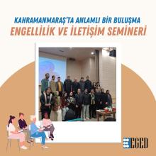 Görselde, Kahramanmaraş Sütçü İmam Üniversitesi Sağlık Hizmetleri Meslek Yüksekokulu öğrencileri, öğretim üyeleri ve EGED Kahramanmaraş İl Temsilcisi Mehmet Gazi Aslan yer alıyor. Katılımcılar sahnede birlikte poz veriyor.